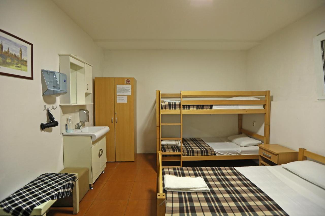 Hostel 42 Skopje Bagian luar foto