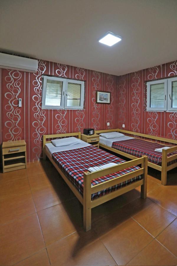 Hostel 42 Skopje Bagian luar foto